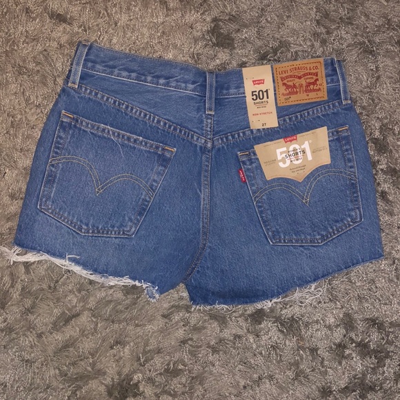 NWT Levi’s mid rise shorts - Picture 2 of 3